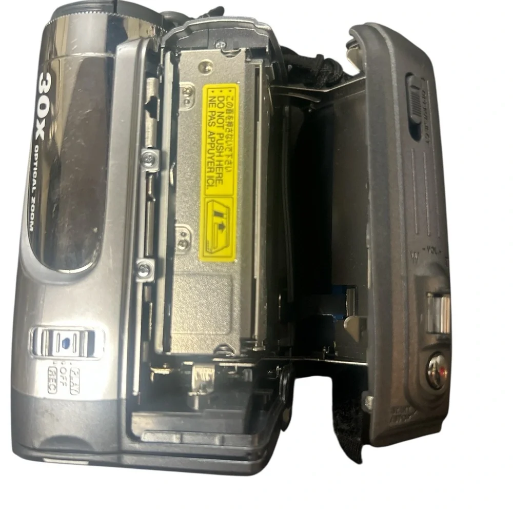 JVC GR-DA30U MiniDV Digital Camcorder - Silver PARTS - Cracked Screen SEE NOTES